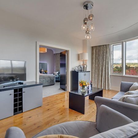 Fota Island Hotel And Spa Экстерьер фото A living room in a serviced apartment in London