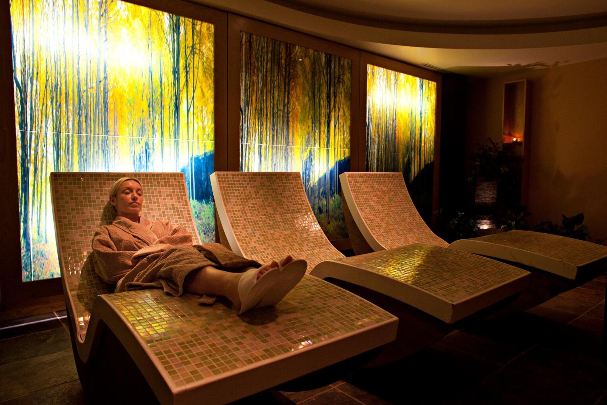 Fota Island Hotel And Spa Экстерьер фото A woman relaxing in a spa