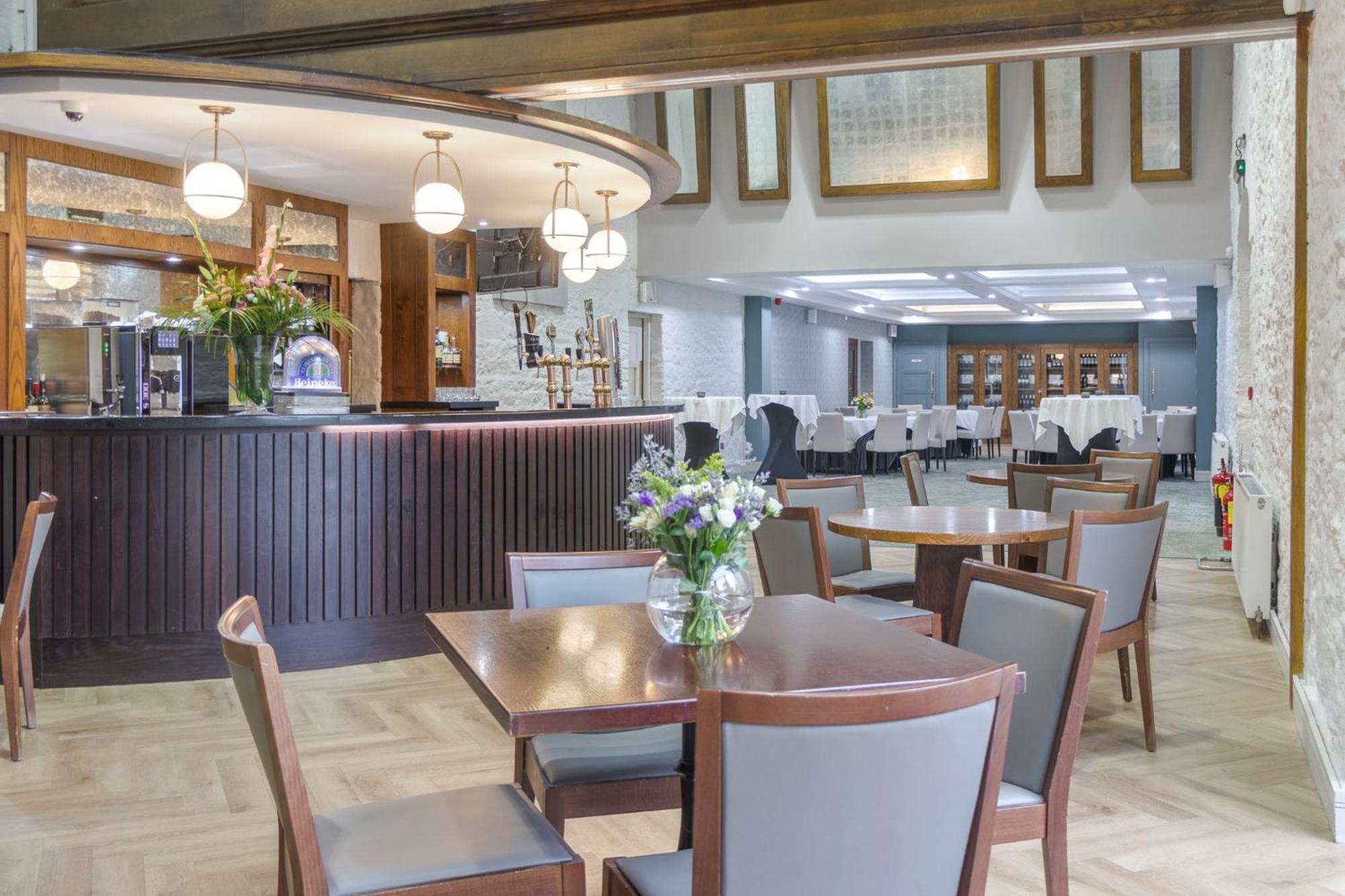 Fota Island Hotel And Spa Экстерьер фото The restaurant at the National Motor Museum