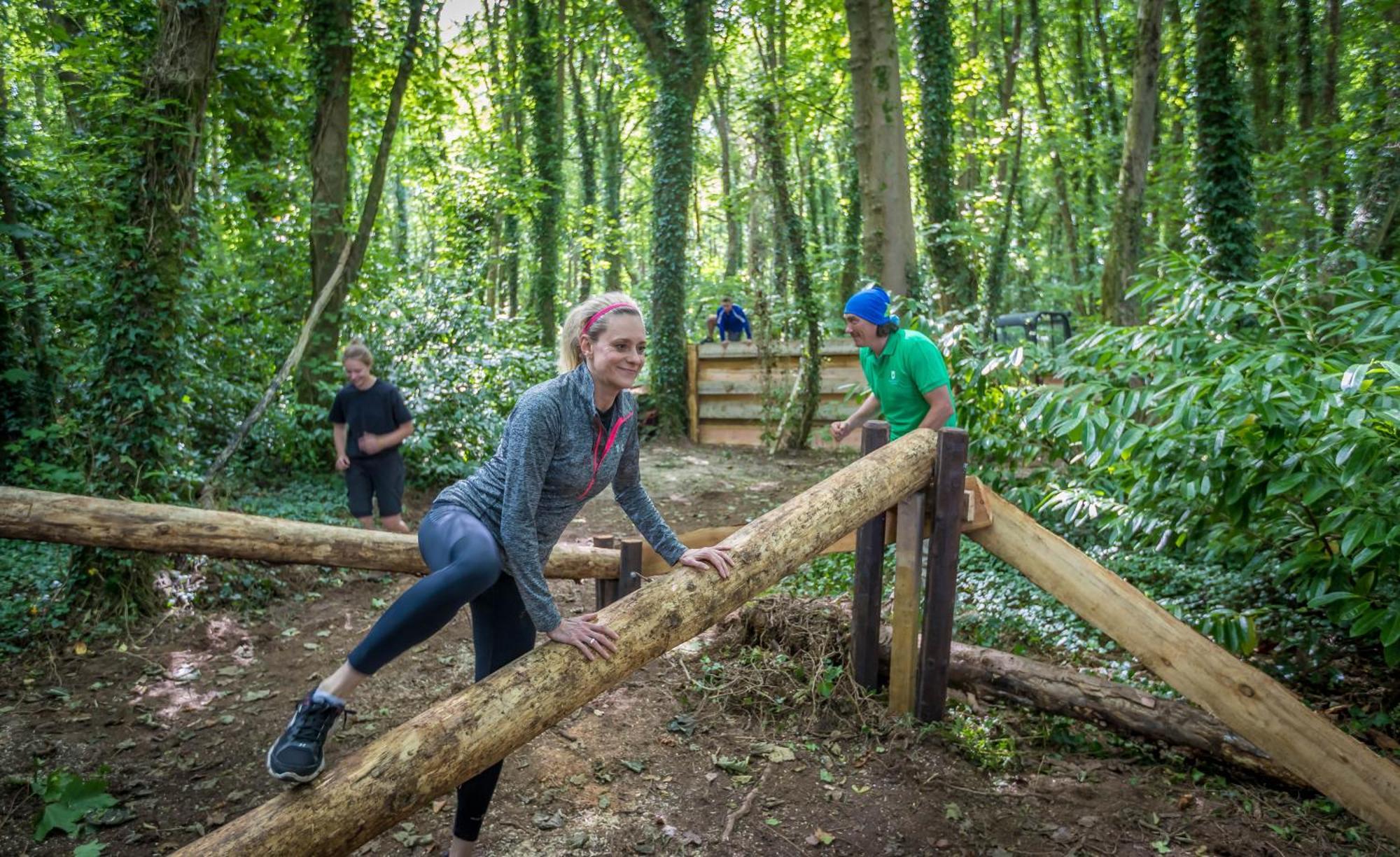 Fota Island Hotel And Spa Экстерьер фото A woman climbing over a log