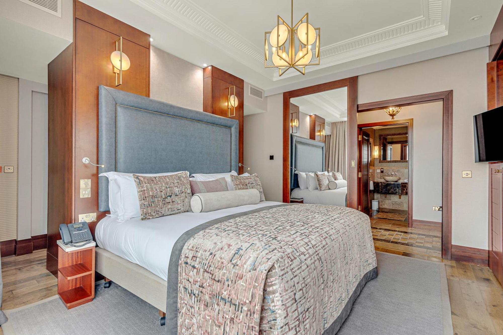 Fota Island Hotel And Spa Экстерьер фото A bedroom at The Savoy