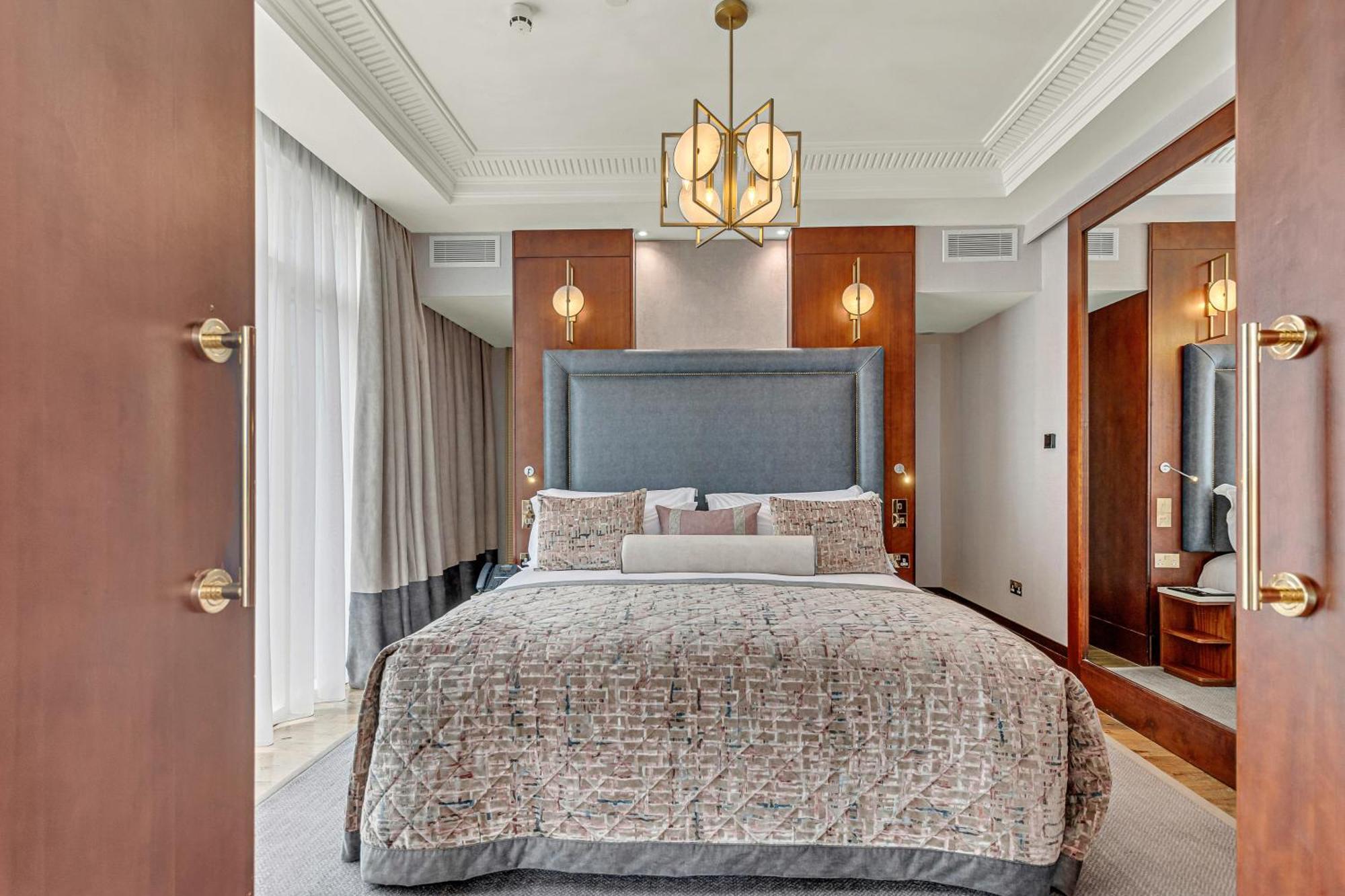 Fota Island Hotel And Spa Экстерьер фото A bedroom at the Ritz-Carlton, DIFC