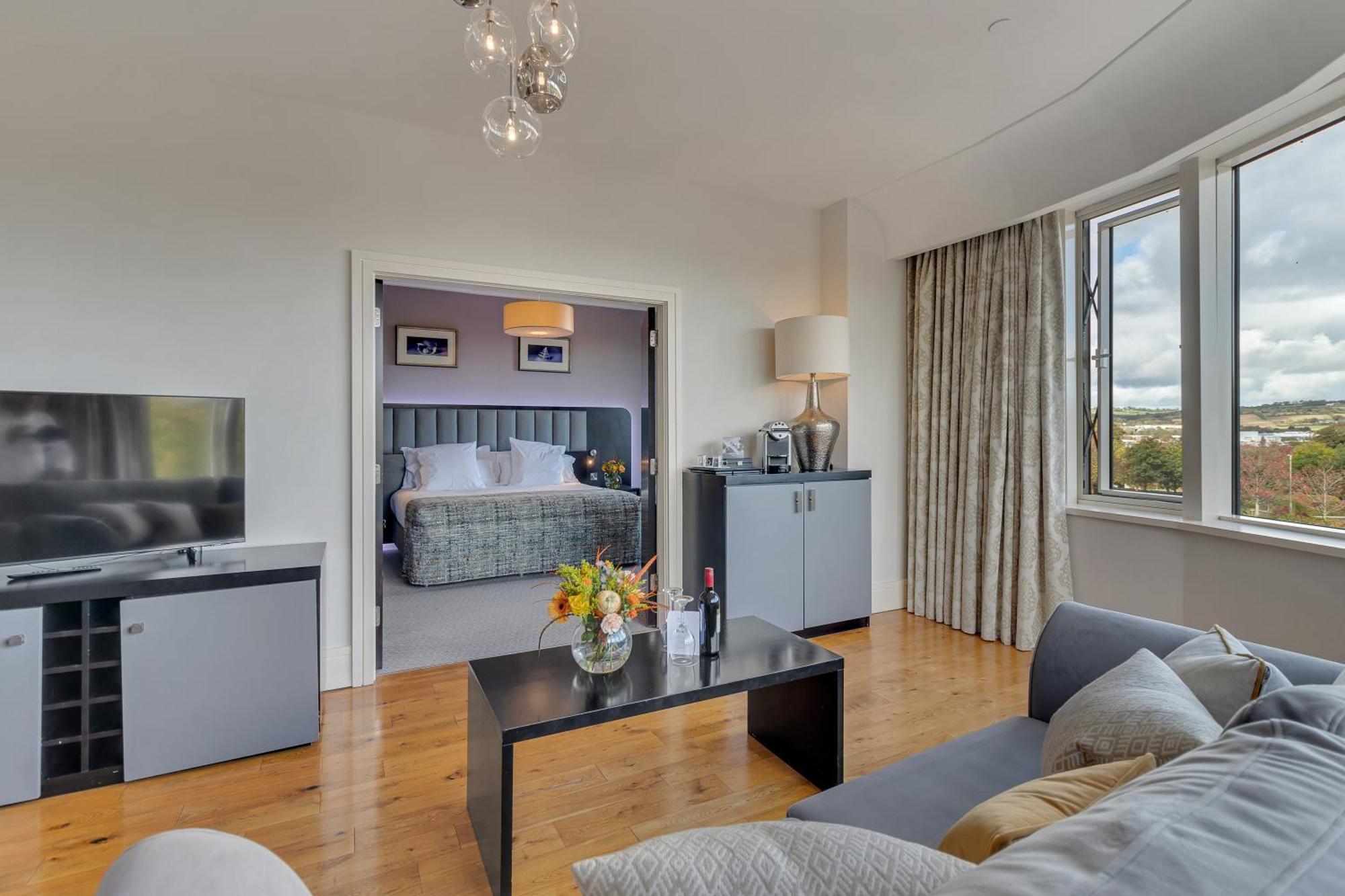 Fota Island Hotel And Spa Экстерьер фото A suite at the hotel